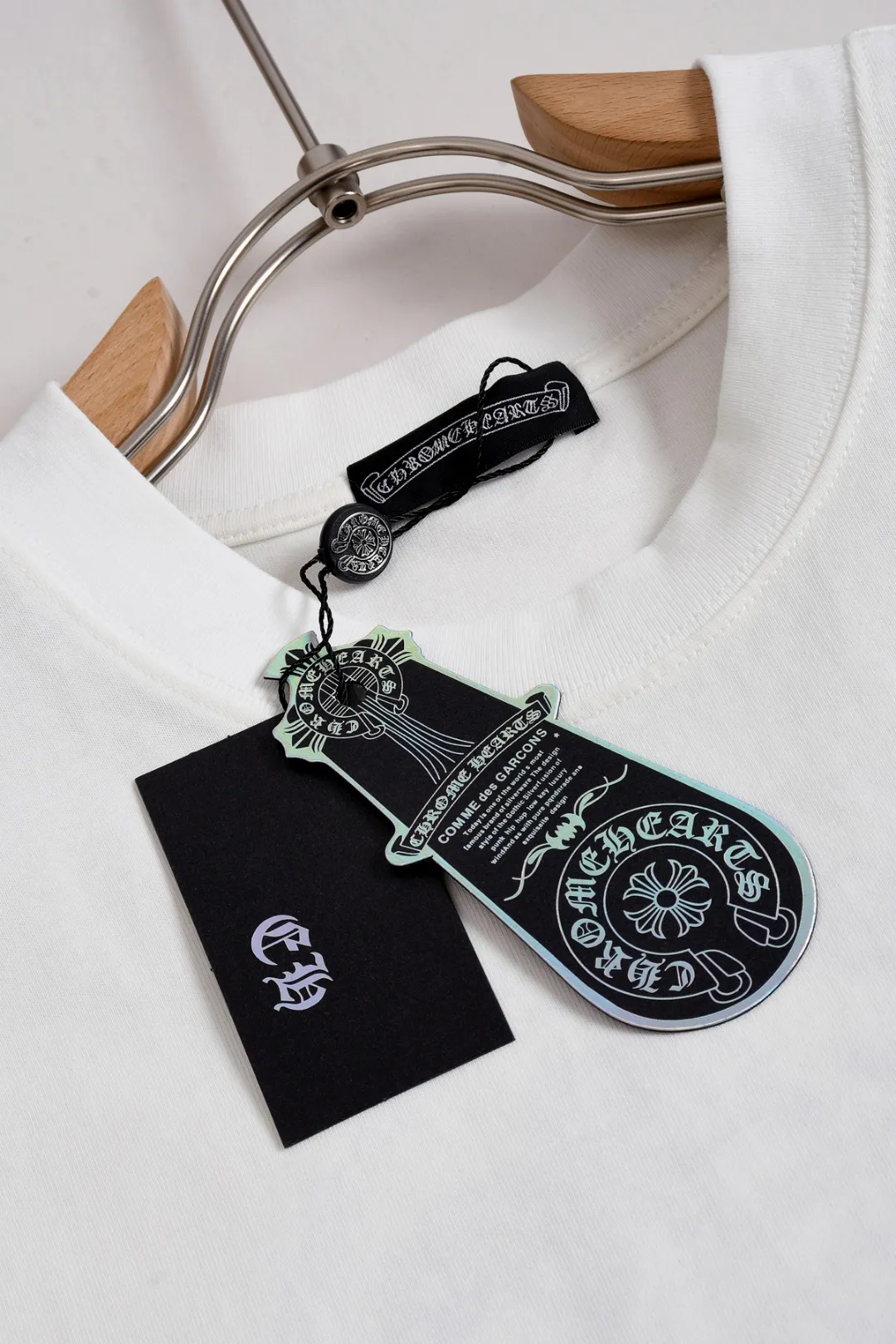 P190 Chrome Hearts CH Cross 26SS New product is hot at the same time💥 Early spring classic style Multiple craftsmanship Denim patch on the chest Horseshoe cross 🪡 Embroidery Large logo cross on the back Horseshoe denim patch Sanskrit ✝️🪡 Embroidery Round neck short-sleeved T-shirt, hot style, a style that both men and women like, same style for men and women, 100% chance of turning heads when wearing it! It’s all about being handsome. The designer’s classic sense is precisely grasped. The whole piece of clothing is heavy. Industrial washing process. Ready-made garments are dyed + sprayed for a horse effect. The double-wash process is very recognizable. It uses heavy washing to make it distressed. The edges of the patch are slightly rolled and naturally distressed. It has a three-dimensional sense of layering and a little damage. It is very visually lethal. It adheres to Kroxin's consistent rough style. The chest and back are large, and the horseshoe flower printed patch pattern is embroidered and decorated. It is also decorated with silver metal engraved distressed buttons. The classic elements full of brand recognition instantly enhance the overall sense of grade and specification. Its texture is quite high-end! The overall feeling is high-end, simple and elegant, with silver hardware accessories, a full set of customized accessories, and the pattern of the entire dress is all decorated with patchwork three-dimensional embroidery technology, which is the finishing touch of the entire dress. The design on the back is even more eye-catching! ! This full back is so cool, it’s full of design, and the overall upper body style highlights fashion and individuality. Wearing it together as a couple is even more popular on the street. I recommend the early autumn sweatshirt! ! The fabric is a unique 320g 100% cotton, which is skin-friendly, breathable, warm to the touch, has a strong texture, and has smooth lines. It can be called a back killer, which has very strict requirements on craftsmanship and cost. The smooth neckline, flat cuffs and hems, the stitches are large and tight, tight and orderly, and the details are perfect. The consistent OS version can be worn alone or layered. It is very casual, but very iconic! It is simply the flagship of high-end trendy brands and must be included in your wardrobe. It has the American fashion spirit of freedom and individuality, and is highly recognizable and stylized! Color: Black White Size: S-XL Size chart: S: Shoulder width 50-Bust 56-Length 70 M: Shoulder width 52-Bust 57-Length 72 L: Shoulder width 54-Bust 59-Length 74 XL: Shoulder width 56-Bust 62-Length 76